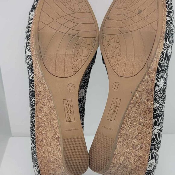 Dexflex Comfort black ad white floral design canvas shoes. BNWOT - Picture 4 of 5